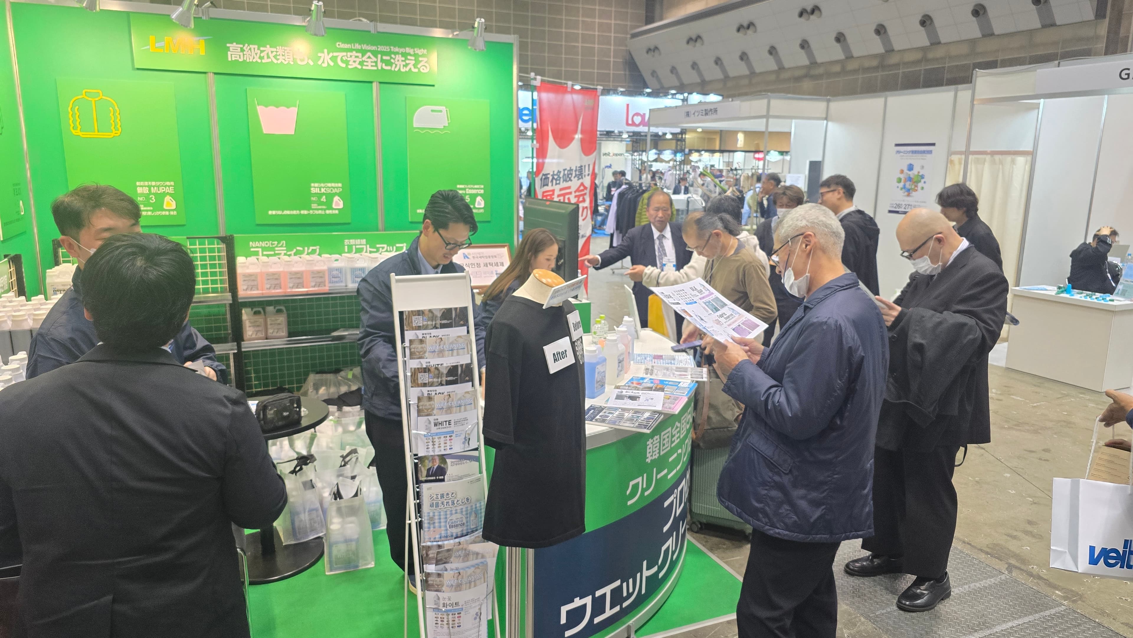 LMH製品説明に足を止める来場者