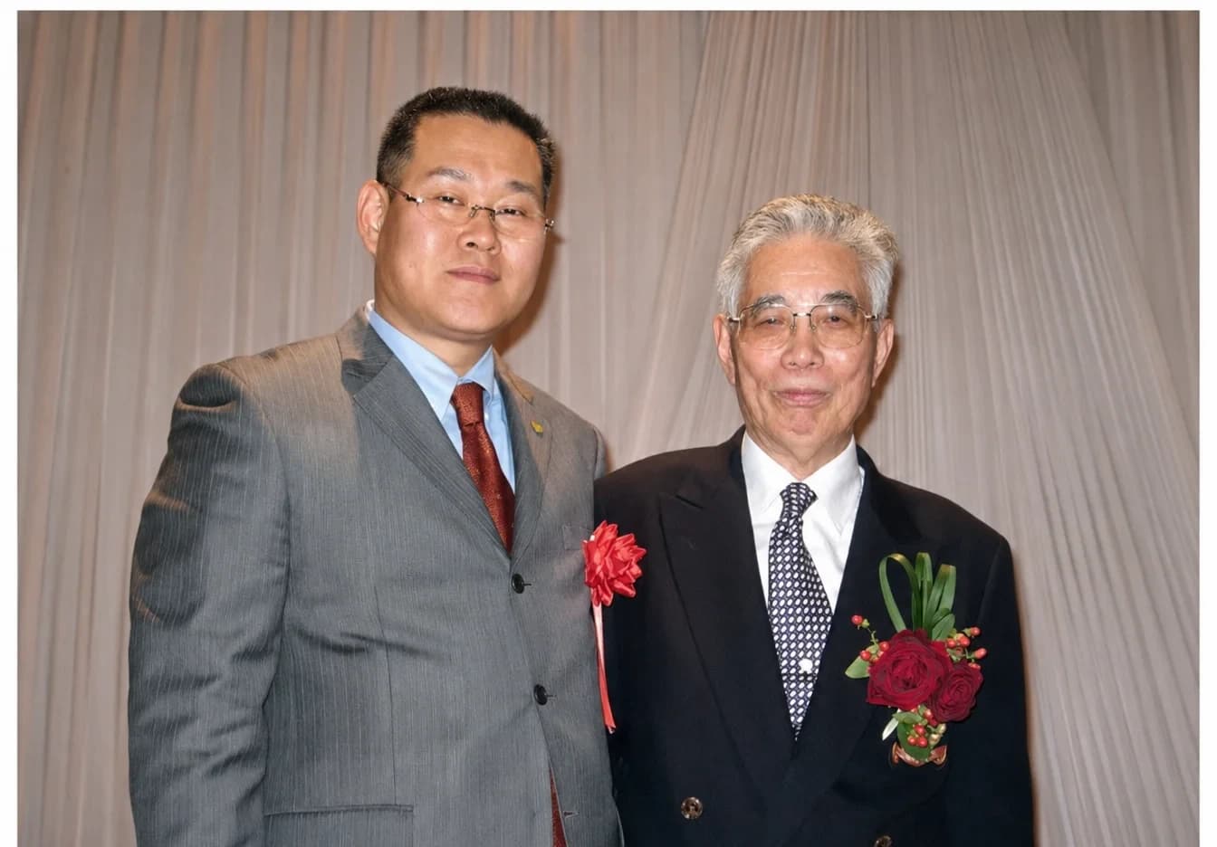 技術教本出版記念祝賀会での表彰の様子
